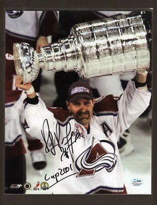 Ray Bourque Autogramm Foto Holding 2001 Stanley Cup Trophy SGC Authentic - Bild 1 von 3