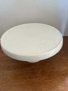 Hallmark /Christmas Theme/ Snowflake /Ceramic Pedestal 9"  Plate Winter /mint - Picture 1 of 6