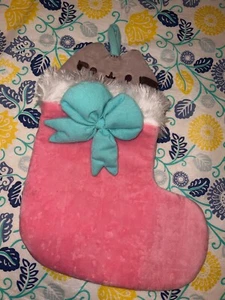 Pusheen Weihnachtsstrumpf Plüsch 11 Zoll rosa und weiß mit türkisfarbener Schleife Neu mit Etikett - Bild 1 von 7