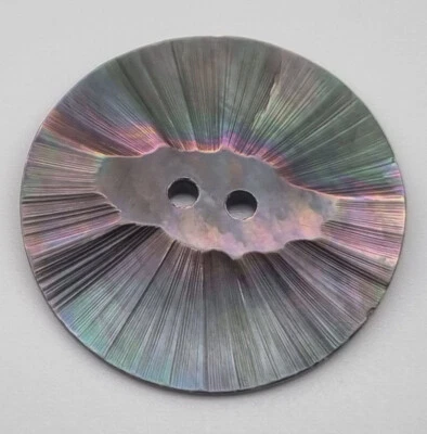 Grauer Perlmutt 2-Loch-Knopf 25-34 mm Ziseliert / Mother-of-Pearl Button MOP F8 - Bild 1 von 2