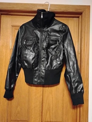 Chaqueta Miley Cyrus Max Azria para mujer grande negra imitación cuero cremallera completa Foto 1 de 4