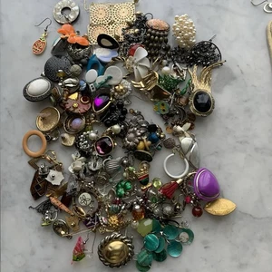 1 Pound Lot Of Single Earrings No Pairs Craft Or Wear Vintage Mix Clip On Pierce - Picture 1 of 11