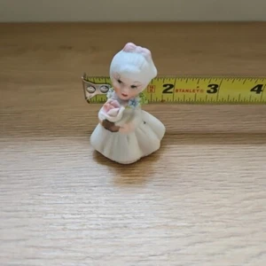 VINTAGE Miniatur Royal Coronet Ware Bone China Mädchen mit Blume Figur 2" - Bild 1 von 10
