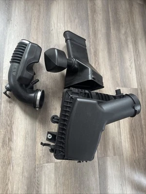 2015 2016 2017 Ford Mustang 5.0 GT V8 limpador de entrada de caixa de ar COTOVELO FABRICANTE DE EQUIPAMENTO ORIGINAL + MAF - Imagem 1 de 4