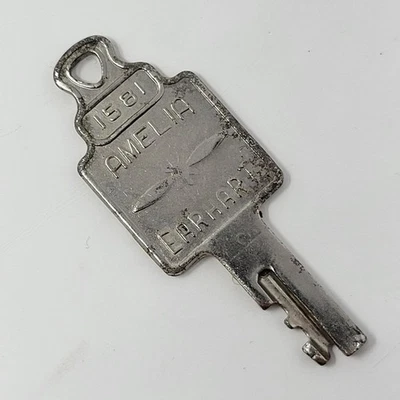 Llave metálica vintage para equipaje Amelia Earhart #1581 Foto 1 de 2