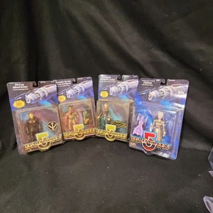 1997 / 1999 Babylon 5 Space Station Actionfiguren Alfred Bester Delenn Lochley - Bild 1 von 40
