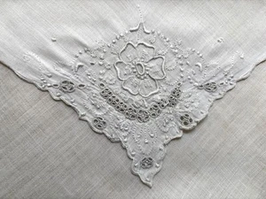 VINTAGE HANKY EMBROIDERED WHITE LINEN EYELET HANDWORK SO PRETTY HAND ROLLED - Picture 1 of 3