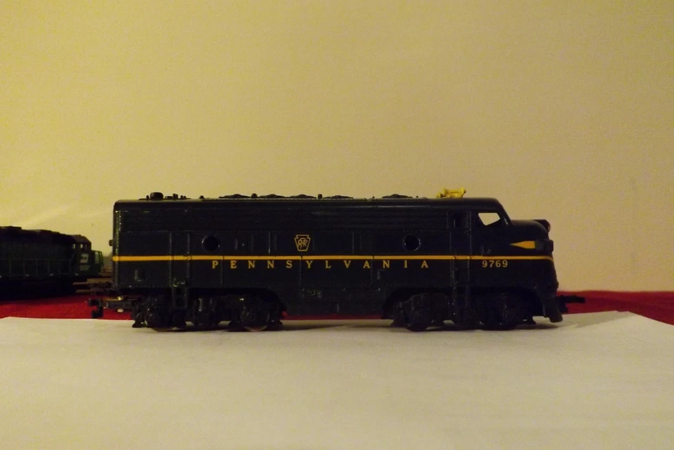 HO SCALE PENNSYLVANIA BULL NOSE DIESEL ENGINE Mantua #9769 w/ LIGHT - Image 1 of 4