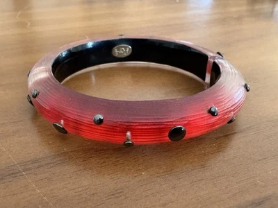 Браслет на петлях Alexis Bittar красный и пушечный металл люцит - Изображение 1 из 4