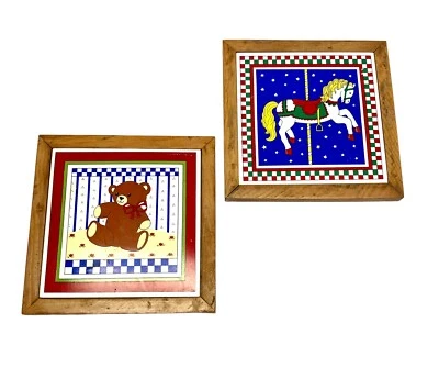 Oso de peluche y carrusel de colección caballo enmarcado remache pared colgante guardería Russ Foto 1 de 4