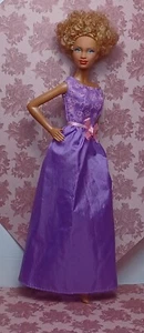 BARBIE LILA ABENDKLEID MIT ROSA SCHLEIFENBESATZ HERGESTELLT IN DEN 90ER JAHREN - Bild 1 von 9