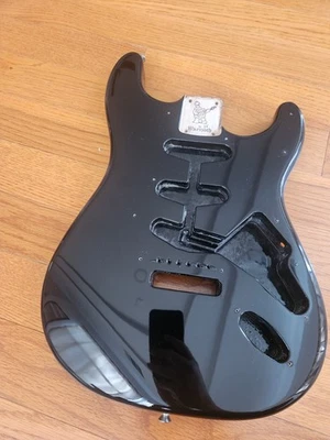 芬达授权 Warmoth 美国 Stratocaster 机身黑色表带纽扣 — 第 1/4 张图片