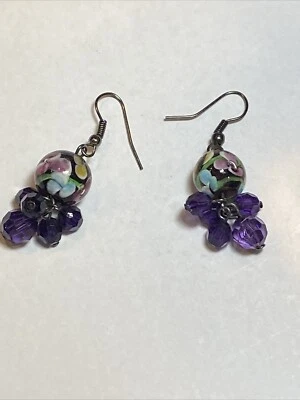 PENDIENTE PERFORADO DE MURANO CON CUENTAS DE VIDRIO AMATISTA FLORES DE PENSAMIENTO EN CARCASA PÚRPURA Foto 1 de 4