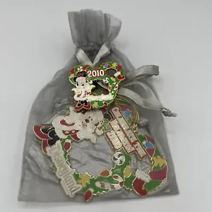 Disneyland Pin Weihnachten Minnie Mouse 2010 Candlelight Performer Geschenk mit Ornament - Bild 1 von 10
