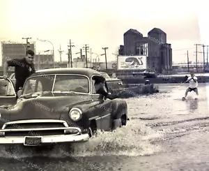 Wasserski Straße Szene Hochwasser Katastrophen 1960er Jahre Original 120mm Foto Negativ - Bild 1 von 2