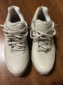 Size 9.5 - Brooks Addiction Walker Low Top Beige - Picture 1 of 5