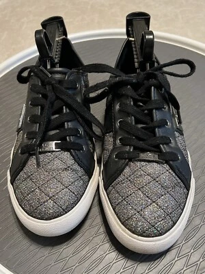 #990. Zapatilla deportiva con cordones Guess negra brillante. Talla 7,5 Foto 1 de 4