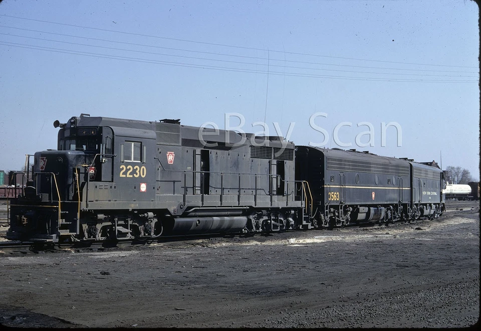 Diapositiva original - PRR GP30 2230 en 1967 Pennsylvania Railroad Foto 1 de 1