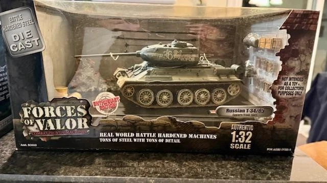 Tanque Forces of Valor 1:32 ruso T-34/85 frente oriental 1945 nuevo en caja Foto 1 de 1