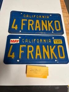 Vintage blaue California Nummernschilder personalisiert "4 FRANKO" mit Etiketten PAAR - Bild 1 von 2