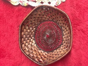 Kleiner gewebter Korb in ungerader Form braun offen leicht ausgestellt  - Bild 1 von 3