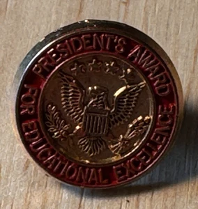 Spilla da bavero vintage premio presidente per eccellenza educativa rossa j2 - Foto 1 di 3