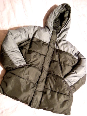 Chaqueta acolchada con capucha de piel negra y gris Wonder Nation para niños y cremallera completa con bolsillos talla 8-M Foto 1 de 4