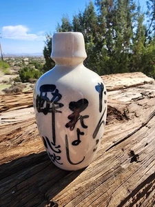 Bottiglia Sake Giapponese Vintage Tokkuri Ceramica Smalto Bianco Nero Kanji Calligrafia - Foto 1 di 15