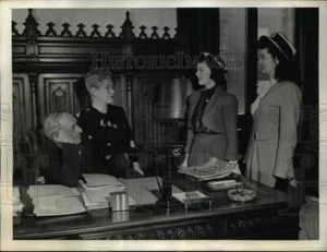 1945 Press Photo Lawrence Langner and Theresa Helburn as they interview winners - Picture 1 of 2