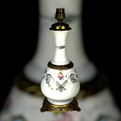 LAMPE ANCIENNE PORCELAINE DE PARIS MONTURE BRONZE XIXème - Photo 1/4