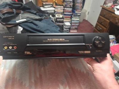VCR Optimus Hi-Fi modelo 64 con controlador y cables de color  Foto 1 de 4