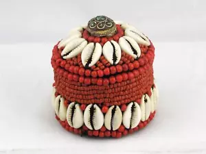 BEAUTIFUL VINTAGE TIBETAN SMALL BOX MADE OF RED CORAL AND SEA SHELLS - Picture 1 of 8