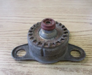 One retainer bracket 1985 to 1987 Cadillac Deville Eldorado wire spoke hubcaps - Picture 1 of 16