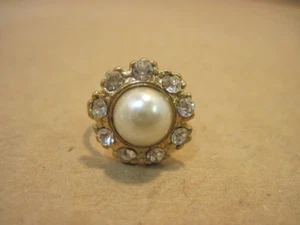 F OLD WOMEN'S GOLD COLOR PEARL & WHITE STONE RING JEWELRY SIZE 6 - Picture 1 of 2