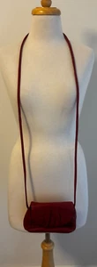 VINTAGE RED SOFT LEATHER CROSS BODY BAG - ADJUSTABLE STRAP - FULLY LINED - Picture 1 of 5