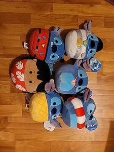 Nuevo* Squishmallow Disney Lote de 6 Pijamas Lilo Stitch Santa, Piña, Flotador - Imagen 1 de 4
