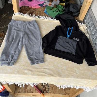 Pullover y pantalones deportivos para niño pequeño talla 24 meses Foto 1 de 4