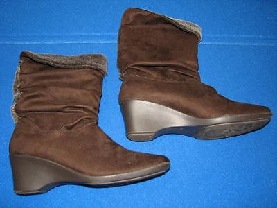 Estilos suaves Hush Puppies 8 M Damas Mujeres Marrón Imitación Cuero Tacón de cuña Botas 8 Foto 1 de 4