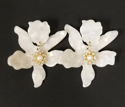 NOVO BRINCO GRANDE FLORAL ACRÍLICO BRANCO TOM OURO NOIR, CRISTAIS, PÉROLA  - Imagem 1 de 3