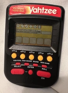 Juego Electrónico Portátil Yahtzee - Negro 1995 Milton Bradley - ¡Probado y Funciona! - Imagen 1 de 7