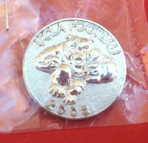 UCLA Fútbol 2008 Bruins Bear Redondo Tono Plata Metal Pinback Botón - Imagen 1 de 6