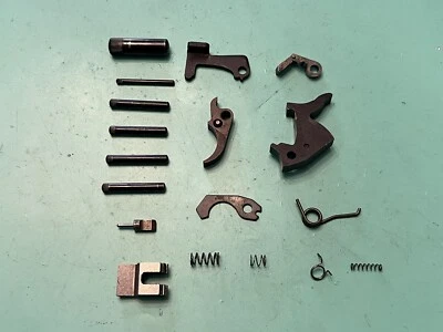 USED HARRINGTON & RICHARDSON CAPCHUR MISC PARTS TRIGGER HAMMER SCREW 32 GAUGE - Image 1 of 4