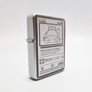 BRANDNEU - ENTWORFENER ZIGARETTENBENZINANZÜNDER IM GEBÜRSTETEN STIL - Snorlax-Karte - Bild 1 von 2