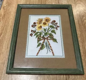 Schönes gerahmtes besticktes Band gelbe Blumen Bild Stickerei 9” x 11” - Bild 1 von 6