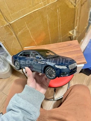1:18 Scale Lincoln Continental 3.0T AWD Blue Diamond Diecast Model Car With Base - Image 1 of 4