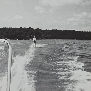 Vintage s/w Foto Schnappschuss Teenager Wasserski am See 60er Jahre - Bild 1 von 8