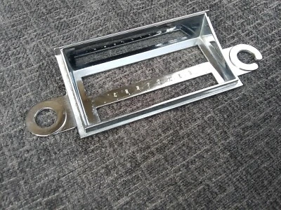 1965 1966 CHRYSLER RADIO BEZEL FACE PLATE 2497805 Foto 1 de 3