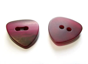 Kunststoffknopf rot asymetrisch Dreieck 20 mm Nähen Handarbeit Bluse - Bild 1 von 1