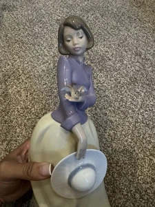 NAO Dasia 1997 Lladro Girl With A Bird And Hat #1303 With Box - Picture 1 of 9