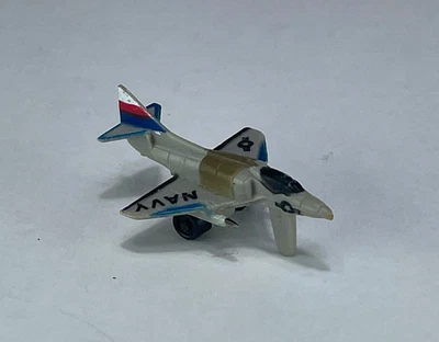Mini avión de combate Micro Machines Funrise 1989 de la Marina de los Estados Unidos #2 gris con rojo blanco azul Foto 1 de 4